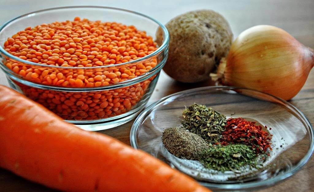 Інгредієнти для приготування сочевиці: червона сочевиця, морква, цибуля, картопля та спеції