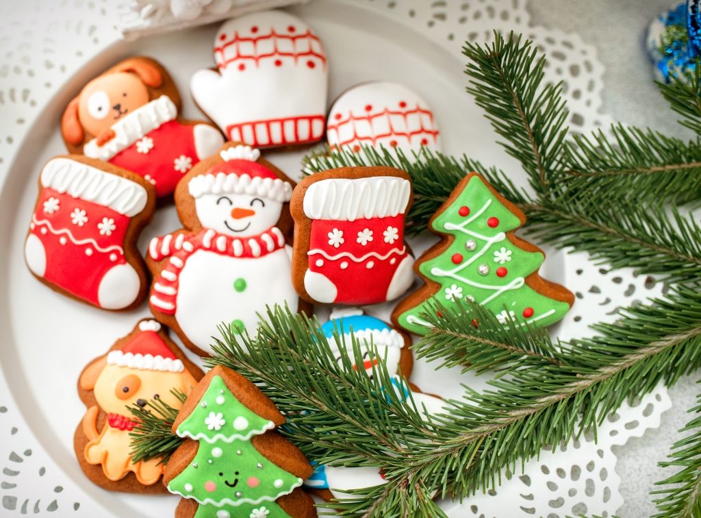 Новорічне імбирне печиво у формі ялинки, сніговика та рукавиць, прикрашене глазур’ю.