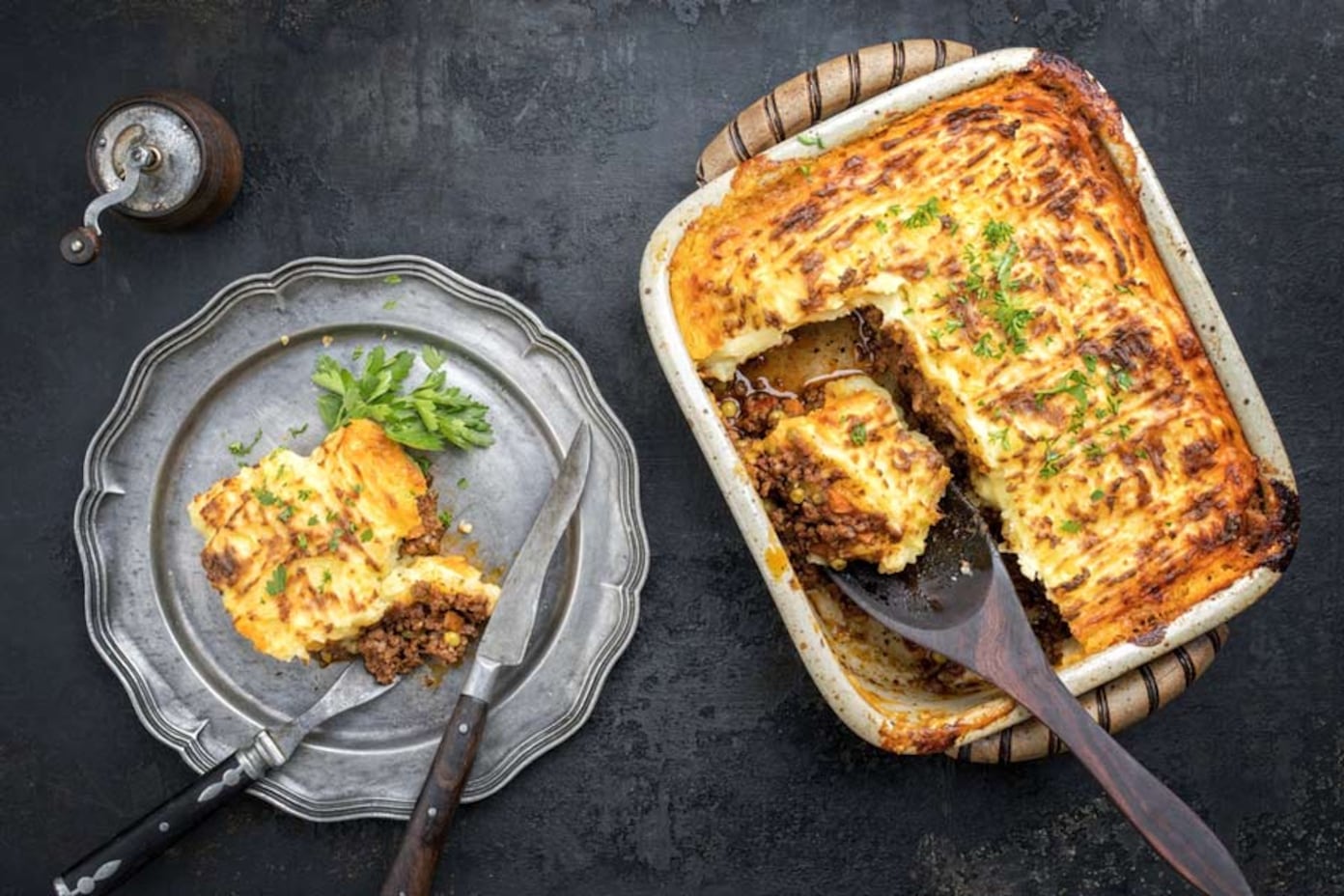 Порція shepherd’s pie — запіканка з фаршем і картоплею, на тарілці з приборами