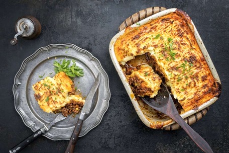 Порція shepherd’s pie — запіканка з фаршем і картоплею, на тарілці з приборами