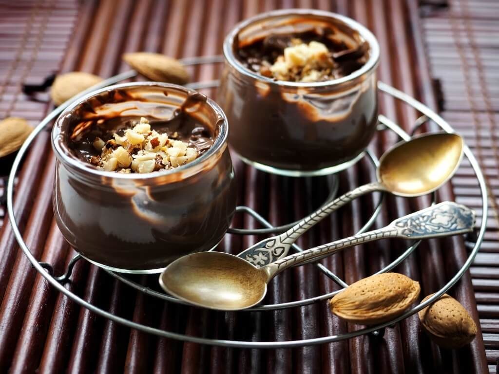 Шоколадний мус у баночках з горіхами та декоративними ложками