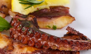 Рецепта за октопод на скара с марината от чесън и риган
