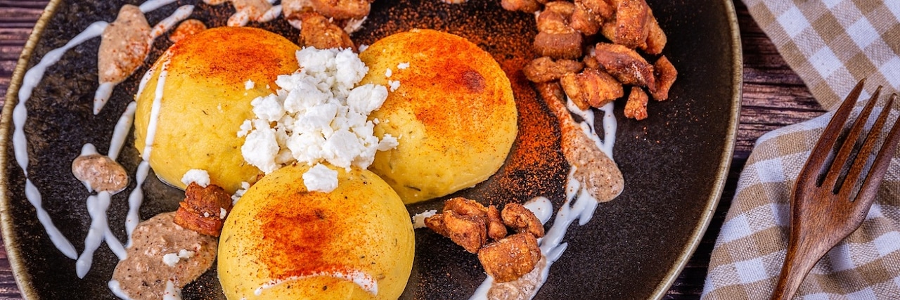 Качамак с пръжки и орехов сос Качамак с пръжки и орехов сос