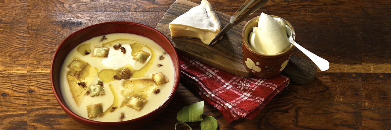 Recettes de chefs | Soupe de reblochon ravioles et grattons Recettes de chefs | Soupe de reblochon ravioles et grattons